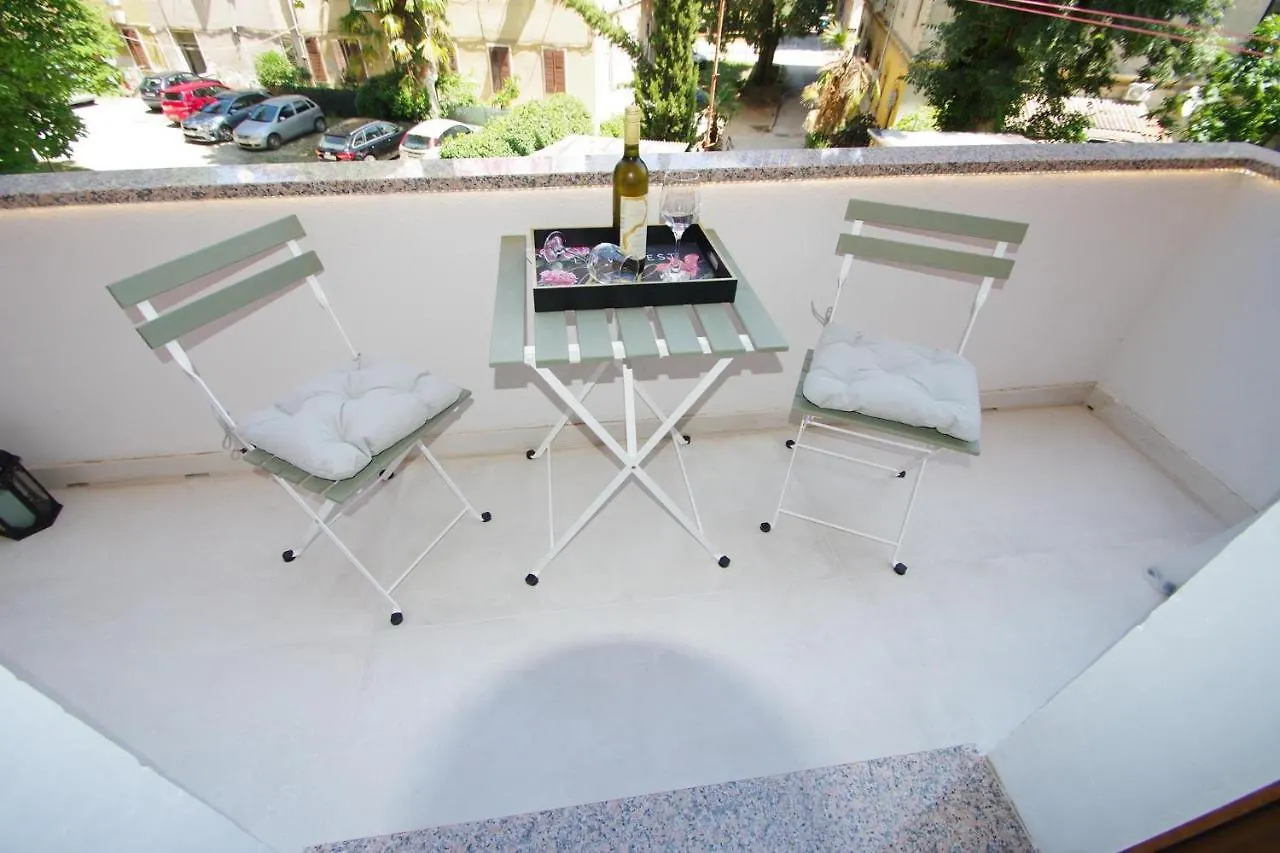 Bright & Modern 2-Bedroom Flat In Pula 0*,