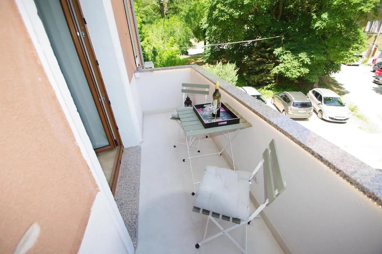 Bright & Modern 2-Bedroom Flat In Pula