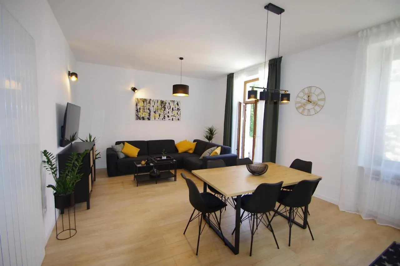 Apartment Bright & Modern 2-Bedroom Flat In Pula