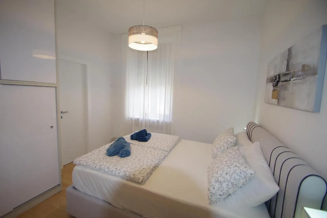 Apartment Bright & Modern 2-Bedroom Flat In Pula