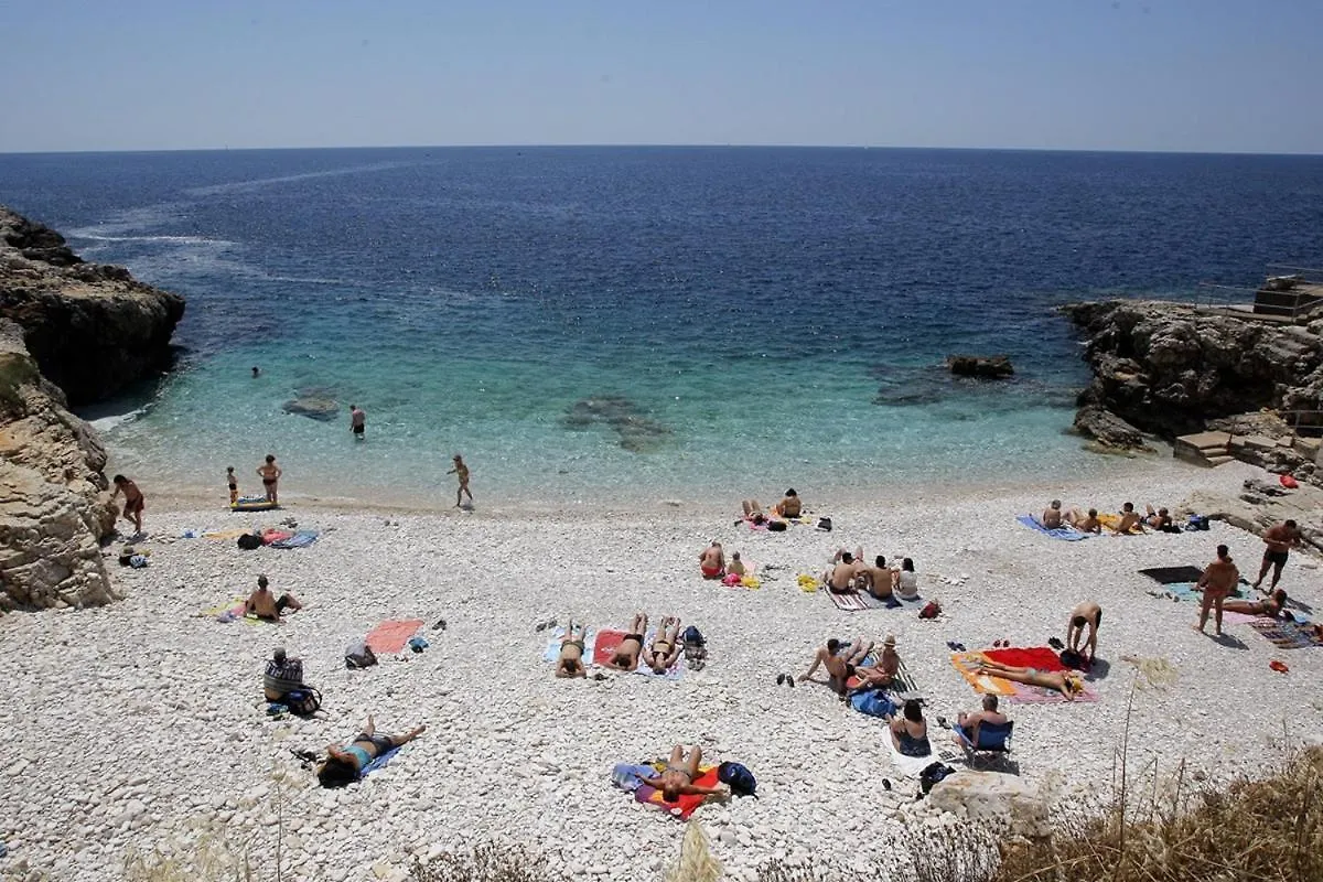 Bright & Modern 2-Bedroom Flat In Pula Apartment