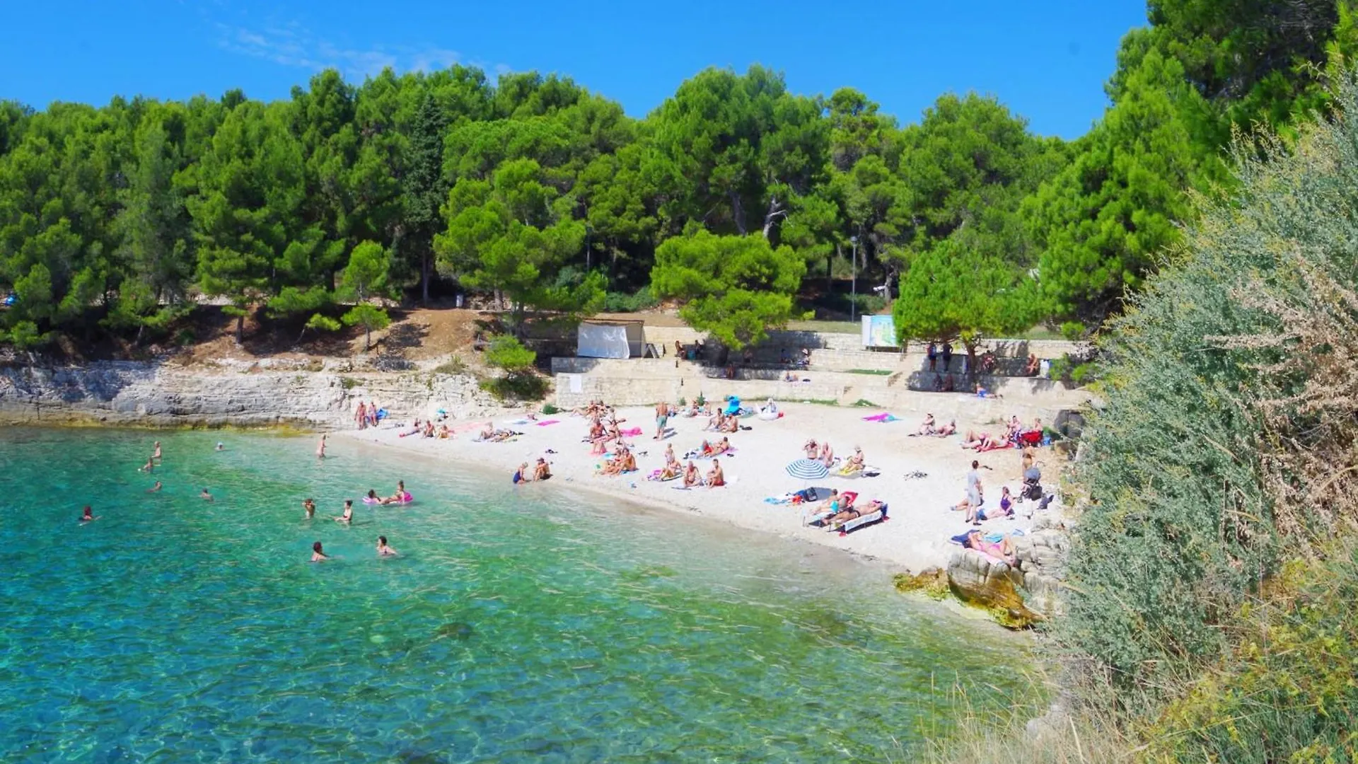 Bright & Modern 2-Bedroom Flat In Pula