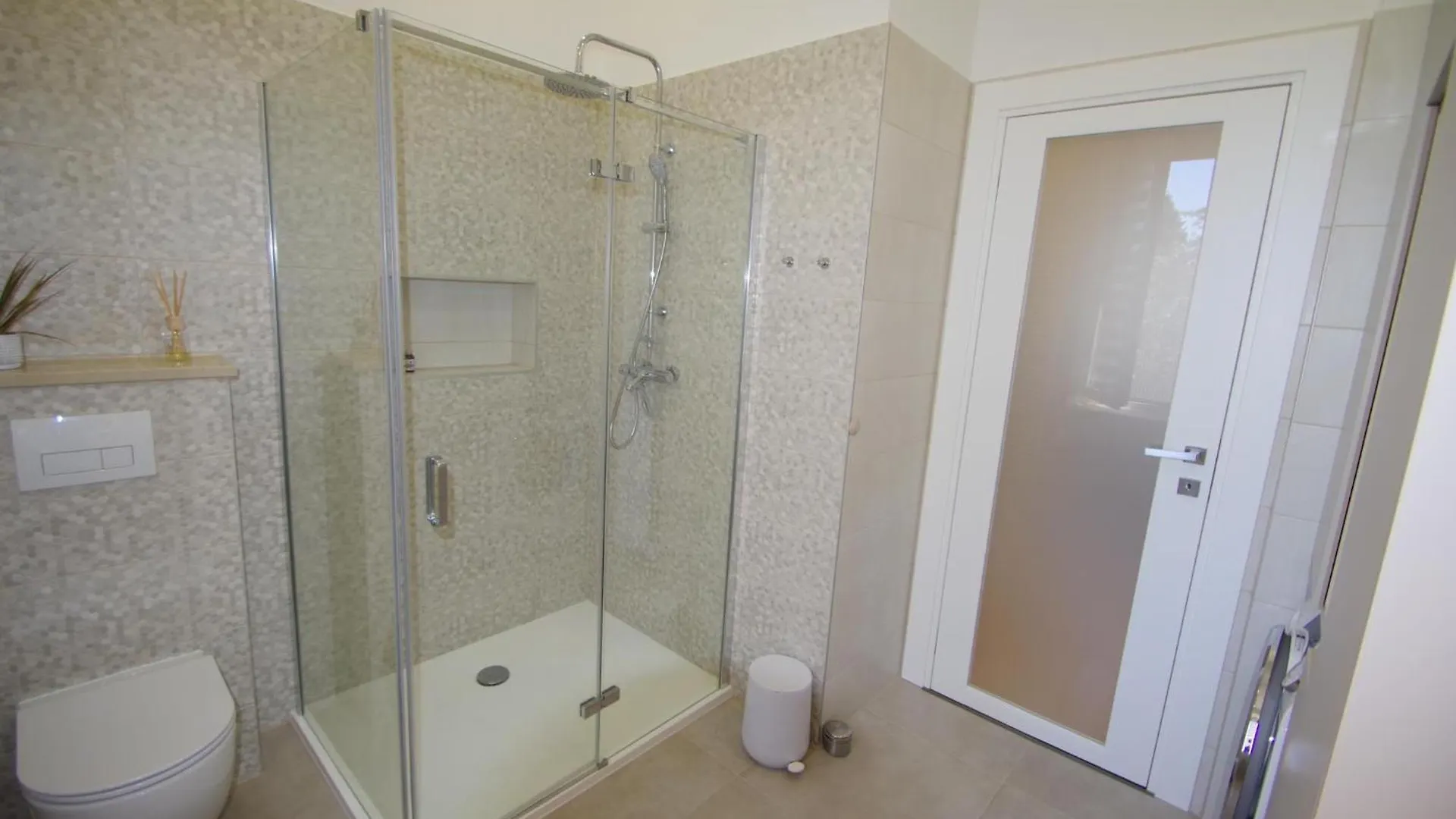 Bright & Modern 2-Bedroom Flat In Pula